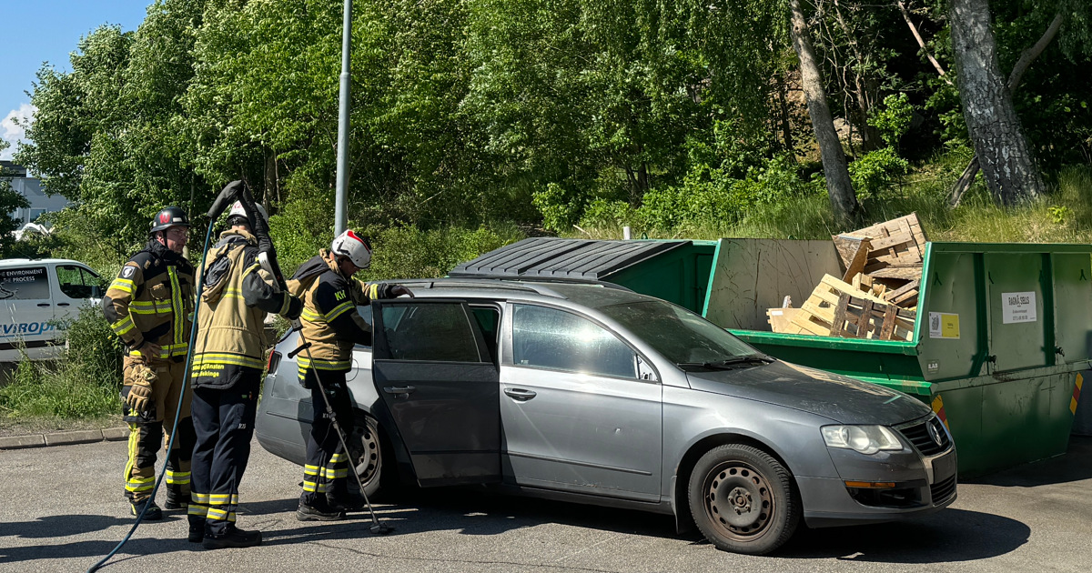 Andreas Andersson, firefighter and instructor at Cold Cut Systems, training firefighters outdoors on the theory of extinguishing electric vehicle fires, using a conventional car for demonstration.